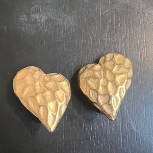 ONE PAIR OF PRE-OWNED HEART SHAPED GOLDTONE CLIP ON EARRINGS CTM3